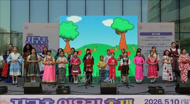 Children from multicultural families perform a choral piece at the festival. (Photo: News Report). Children from multicultural families perform a choral piece at the festival. (Photo: News Report).