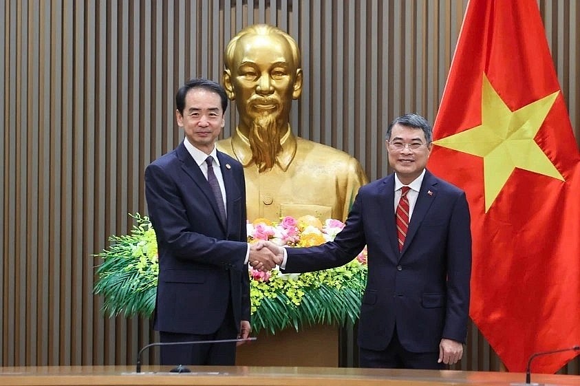 Prime Minister Le Minh Hung welcomes Chinese Ambassador to Vietnam He Wei.
