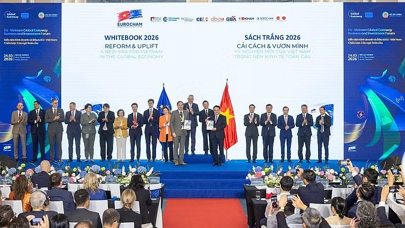 The White Book handover from EuroCham Vietnam to the Vietnamese Government. (Photo: VietnamPlus)