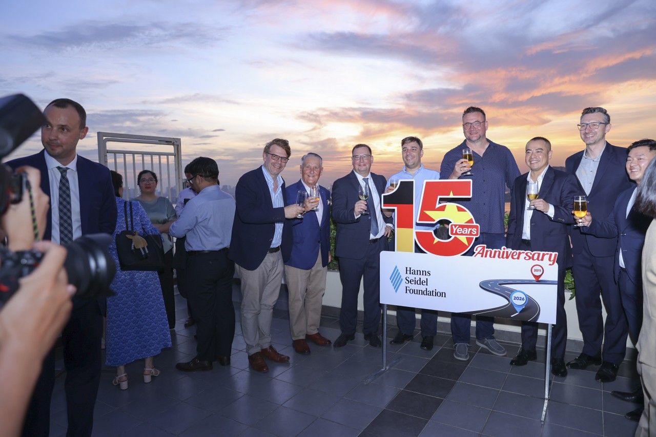 Delegates pose for a commemorative photo at the ceremony celebrating the 15th anniversary of the Hanns Seidel Foundation (HSF) in Vietnam. (Photo: Dinh Hoa)