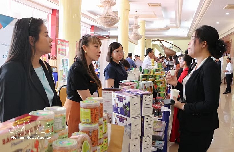 Visitors explore southern Vietnam's products (Photo: VNA)