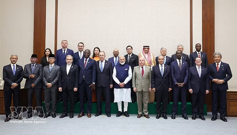 Ministers and deputy ministers from BRICS member and partner countries pose for a group photo while attending the Expanded BRICS Foreign Ministers' Meeting in India on May 14. (Photo: VNA)