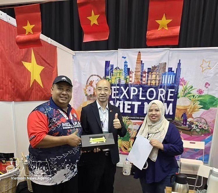 Ngo Quang Hung, representative of the Vietnam Trade Office in Malaysia, introduces Vietnamese products at the Melaka International Halal Fair, held from May 16-19, 2026. (Photo: VNA)