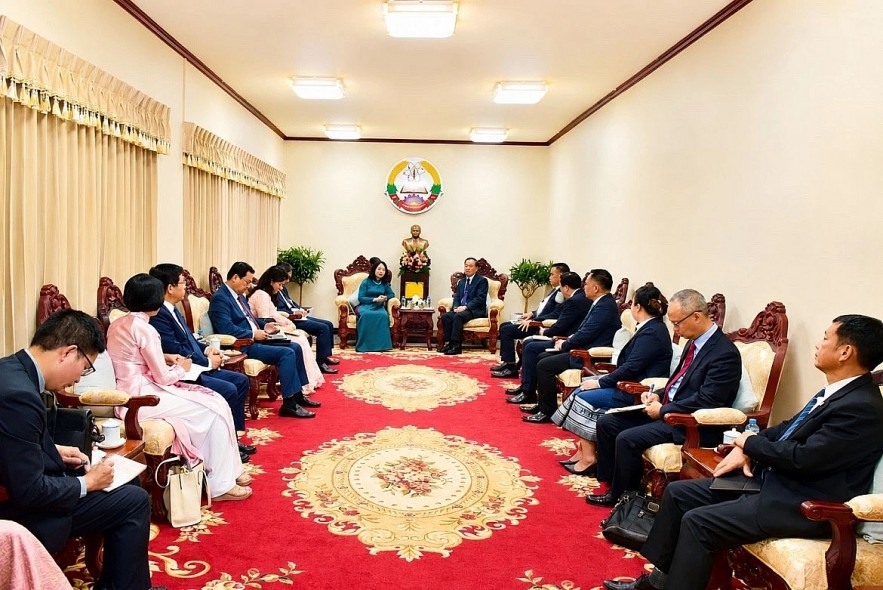 Talks in Vientiane on May 13 between Vietnamese Minister of Culture, Sports and Tourism Lam Thi Phuong Thanh and Lao Minister of Education and Sports Thongsalith Mangnormek.