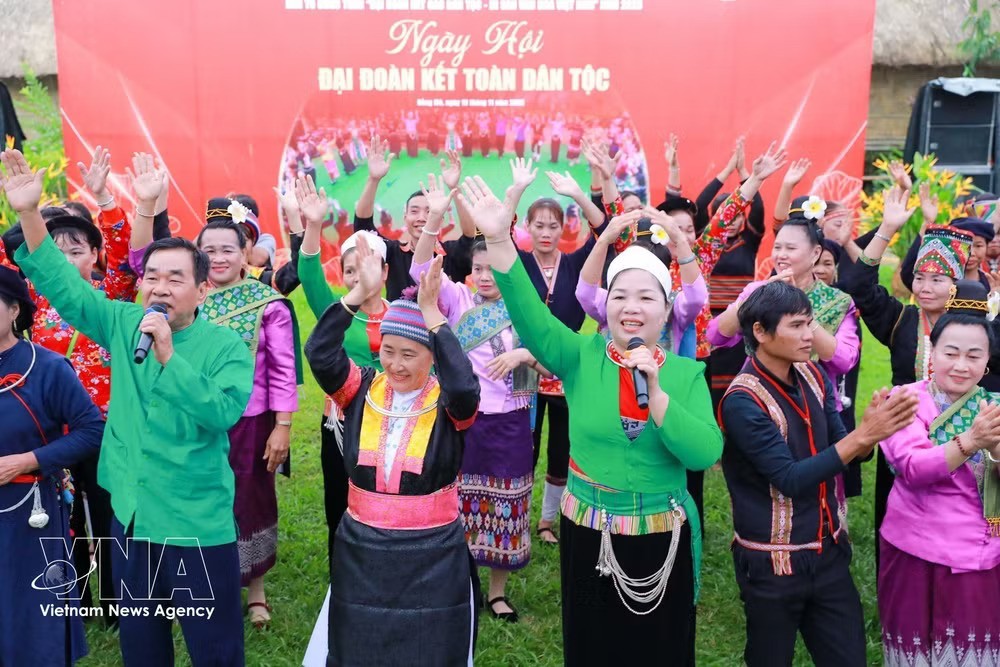 Ethnic minority groups in an exchange activity at the Vietnam National Village for Ethnic Culture and Tourism in Hanoi. (Photo: VNA)