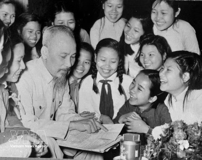 Students from Trung Vuong Secondary School in Hanoi visit President Ho Chi Minh to wish him a long life (May 1956). (File photo: VNA)