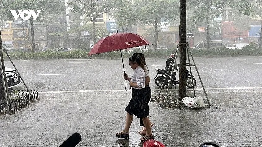 Northern Vietnam cools significantly after widespread thunderstorms caused by weak cold air and wind convergence, bringing relief from days of intense heat.