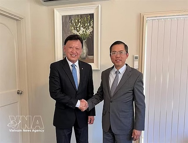 AABF Chairman Francis Wong (L) and Vietnamese Ambassador to Australia Pham Hung Tam. Photo: VNA/VNS
