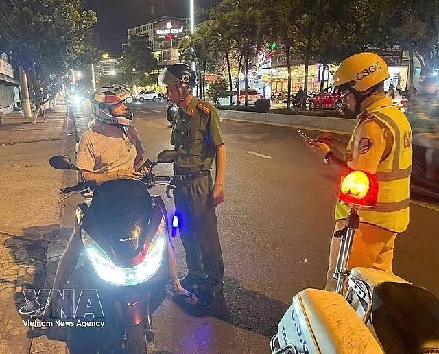 Traffic police officers in Nha Trang - a beach destination popular with foreign tourists, patrol and remind foreign visitors to comply with Vietnam's traffic laws (Photo: VNA)
