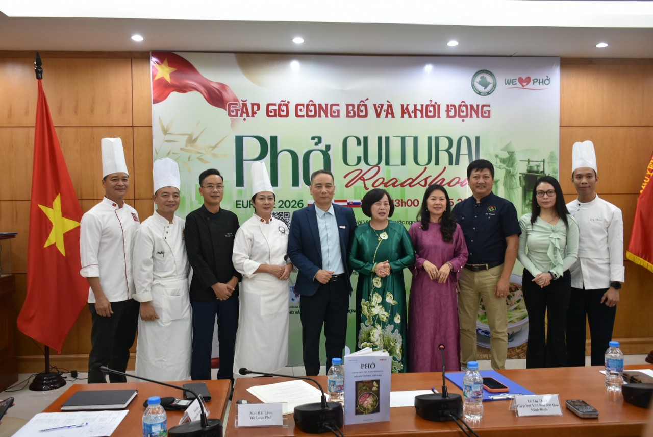 Delegates pose for a photo at the program. (Photo: Duong Tieu)