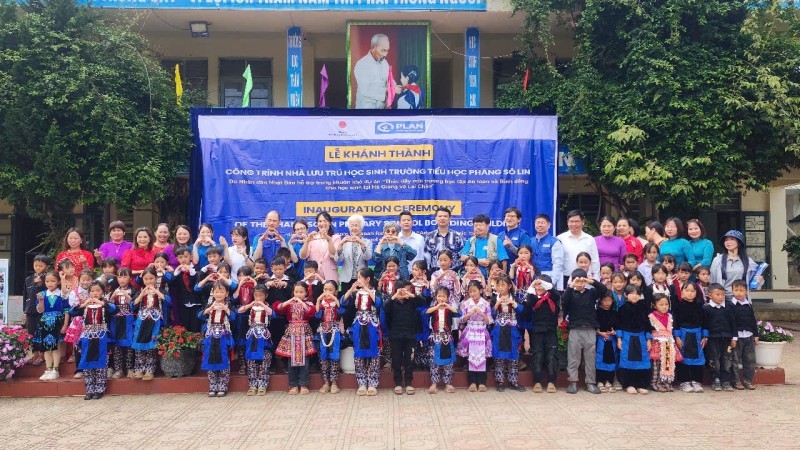 Delegates cut the ribbon at the inauguration ceremony for the student boarding facility at Phang So Lin Semi-Boarding Primary School in Sin Ho Commune, Lai Chau Province. (Photo: Van Anh)