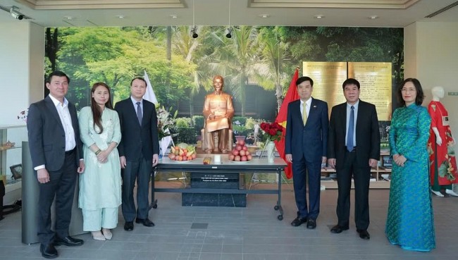 Overseas Vietnamese in Japan Offer Incense in Commemoration of President Ho Chi Minh