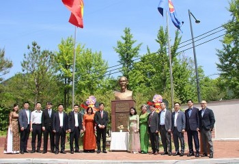 Overseas Vietnamese Commemorate the 136th Birth Anniversary of President Ho Chi Minh