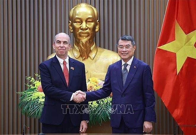 Prime Minister Le Minh Hung meets with Cuban Ambassador to Vietnam Rogelio Polanco Fuentes ( Photo : VNA)