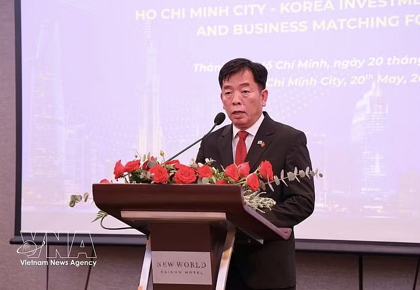 Vietnamese Ambassador to the Republic of Korea Vu Ho speaks at the forum.(Photo: VNA)