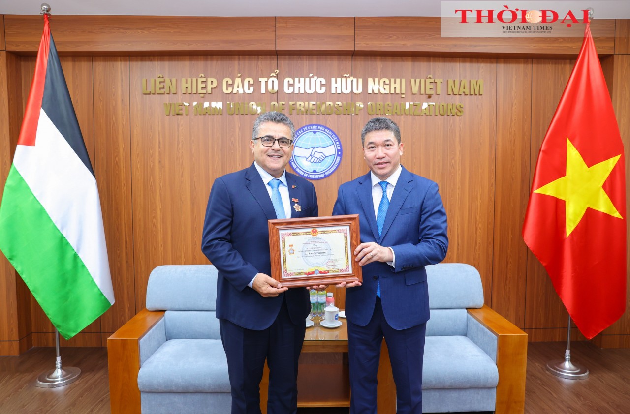 Palestinian Friend with More Than 40 Years of Ties to Viet Nam Receives “For Peace and Friendship Among Nations” Medal