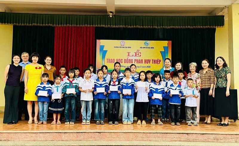 Dr. Phan Bích Thiện presents 20 scholarships to students of Thanh Hưng Primary School in Đại Đồng Commune, Nghệ An Province. (Photo: Courtesy of the interviewee)