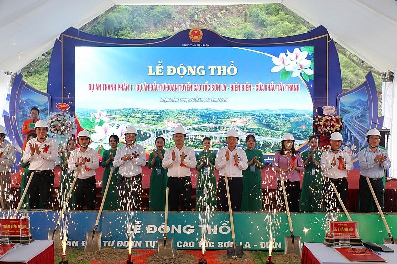 Leaders of Dien Bien and Son La provinces, together with contractors, perform the groundbreaking ceremony. (Photo: Duy Linh) Leaders of Dien Bien and Son La provinces, together with contractors, perform the groundbreaking ceremony. (Photo: Duy Linh)