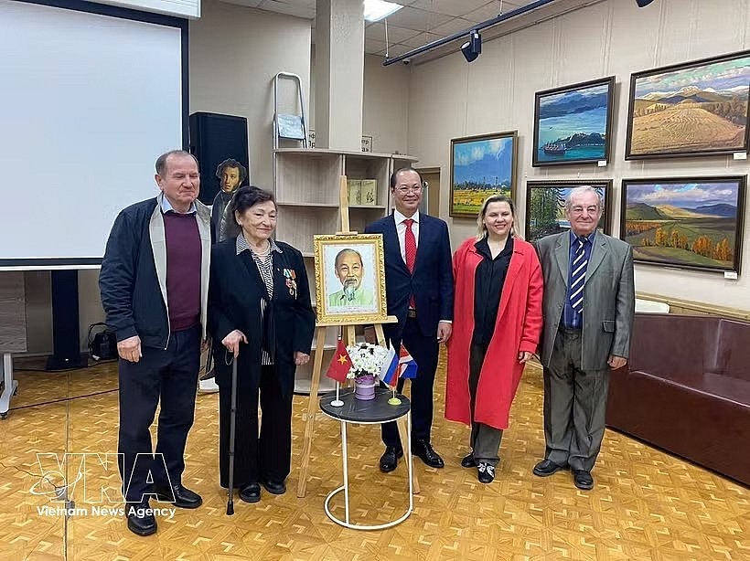 Participants of the seminar on President Ho Chi Minh in Vladivostok on May 19 pose for a group photo. (Photo: VNA) Participants of the seminar on President Ho Chi Minh in Vladivostok on May 19 pose for a group photo. (Photo: VNA)