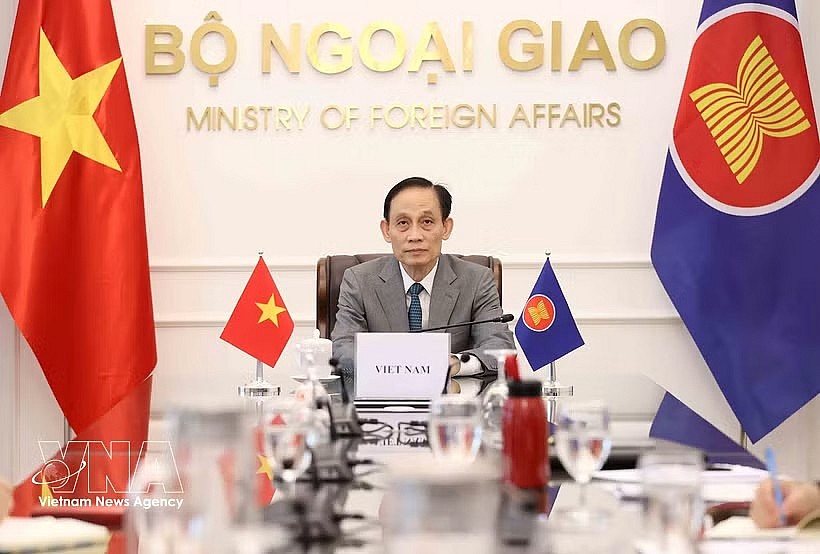 Politburo member and Minister of Foreign Affairs Le Hoai Trung speaks at the meeting (Photo: VNA) Politburo member and Minister of Foreign Affairs Le Hoai Trung speaks at the meeting (Photo: VNA)