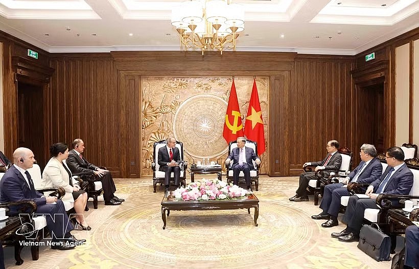 The meeting between Party General Secretary and State President To Lam and David Zapolsky, Senior Vice President and Chief Global Affairs and Legal Officer at Amazon, in Hanoi on May 22 (Photo: VNA)