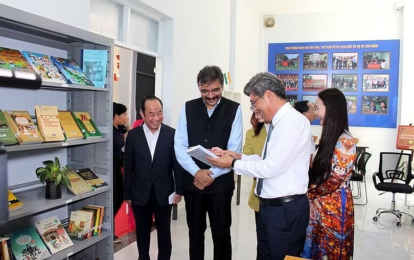 Delegates visit the Indian Cultural Space.(Photo: VNA)