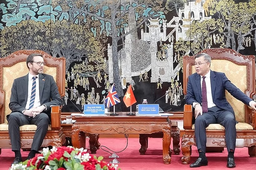 Minister of Finance Ngo Van Tuan (right) and UK's Ambassador to Vietnam Iain Frew at their meeting (Photo: mof.gov.vn) Minister of Finance Ngo Van Tuan (right) and UK's Ambassador to Vietnam Iain Frew at their meeting (Photo: mof.gov.vn)