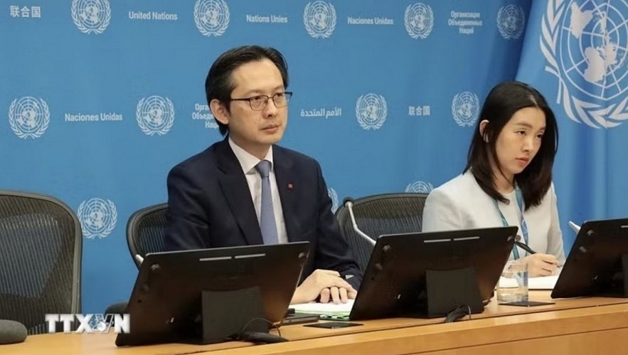 Ambassador Do Hung Viet chairs a United Nations press briefing on the 11th NPT Review Conference (Photo: VNA) Ambassador Do Hung Viet chairs a United Nations press briefing on the 11th NPT Review Conference (Photo: VNA)