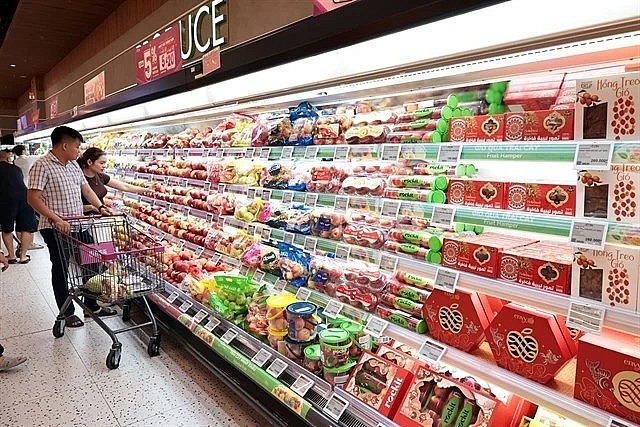 Customers shop for fruits at Japan's AEON Van Giang General Merchandise Store. Photo: VNA/VNS. Customers shop for fruits at Japan's AEON Van Giang General Merchandise Store. Photo: VNA/VNS.