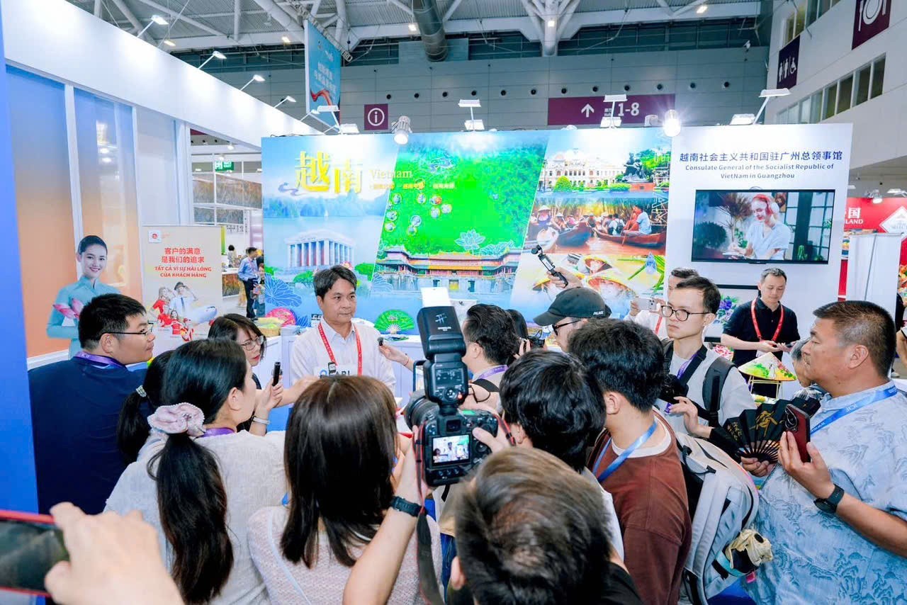 Chinese media and press agencies cover the event. (Photo: Consulate General of Vietnam in Guangzhou)