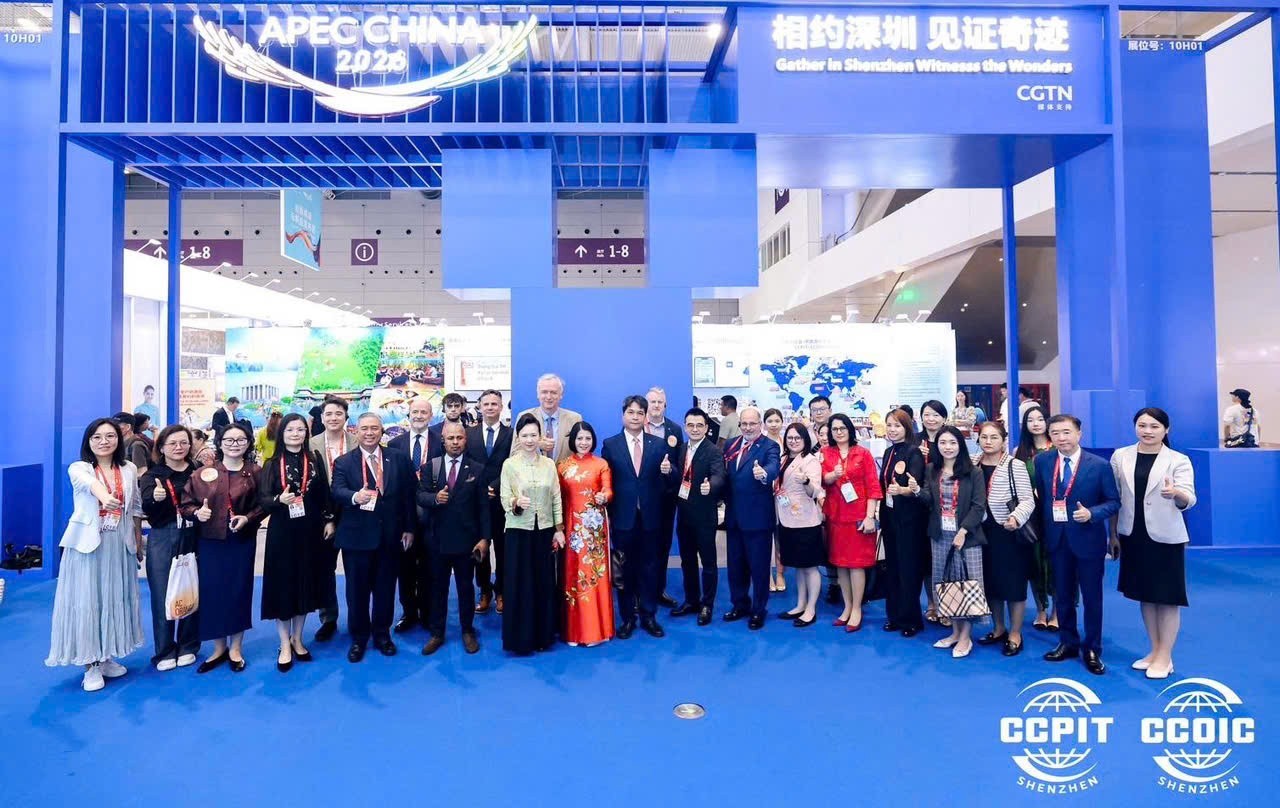 Leaders of the China Council for the Promotion of International Trade, members of the consular corps in Guangzhou, and international guests visit the Vietnam Cultural Space at the APEC exhibition area. (Photo: ICIF-22 Organizing Committee)