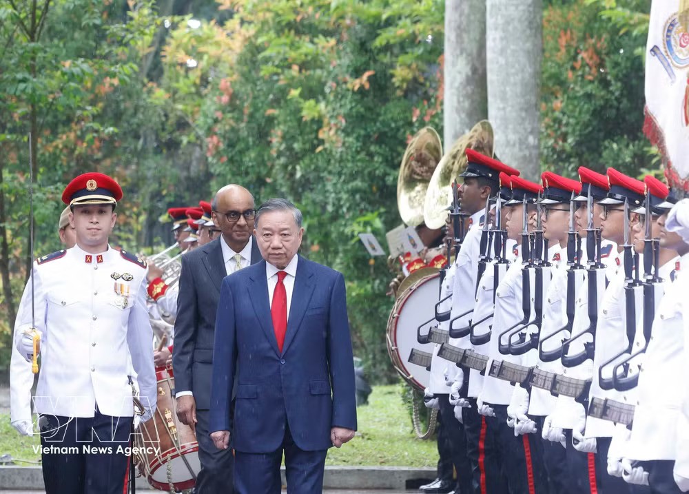 Party General Secretary and State President To Lam and Singaporean President Tharman Shanmugaratnam inspect the guard of honour at the welcome ceremony on May 29 morning. (Photo: VNA) Party General Secretary and State President To Lam and Singaporean President Tharman Shanmugaratnam inspect the guard of honour at the welcome ceremony on May 29 morning. (Photo: VNA)