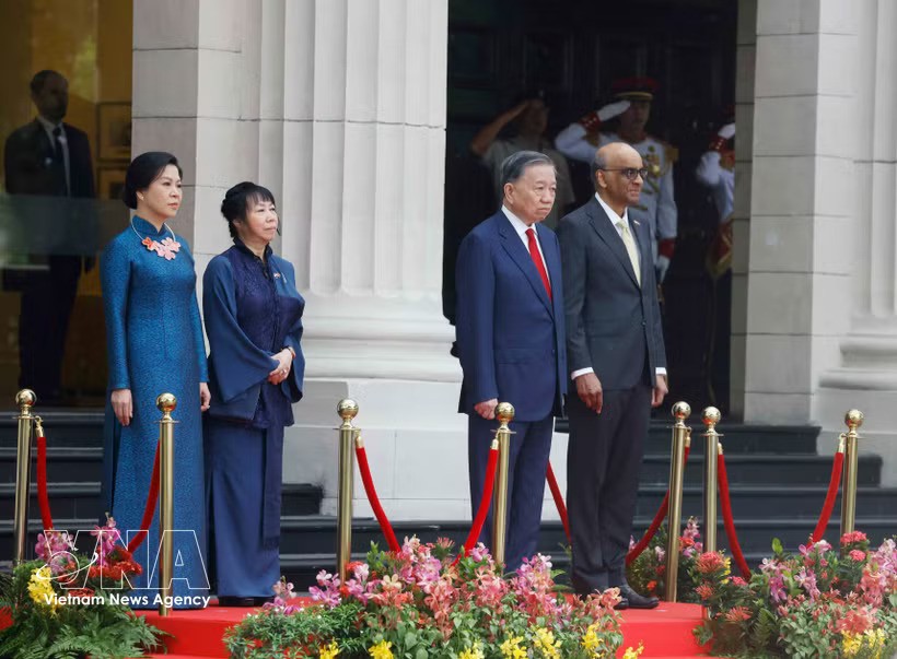 Singapore Holds Official Welcome Ceremony for Vietnamese Party and State Leader