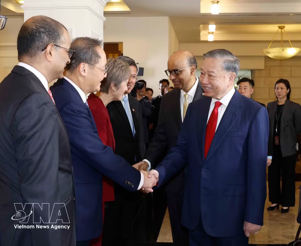 The two leaders introduce members of their respective countries’ high-ranking delegations. (Photo: VNA) The two leaders introduce members of their respective countries’ high-ranking delegations. (Photo: VNA)