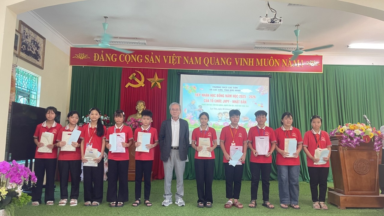 Kawaji Takashi presents scholarships to disadvantaged ethnic minority students at Luc Son Secondary School in Luc Son Commune, Bac Ninh Province. (Photo: Duc Trong) Kawaji Takashi presents scholarships to disadvantaged ethnic minority students at Luc Son Secondary School in Luc Son Commune, Bac Ninh Province. (Photo: Duc Trong)