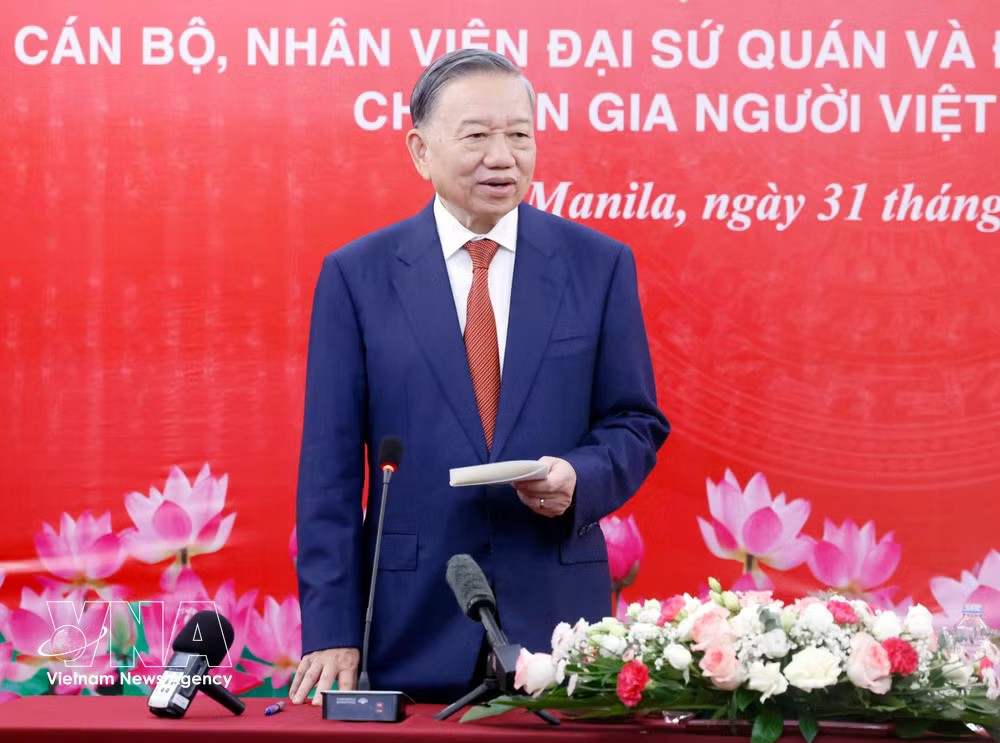 Party and State Leader Meets Vietnamese Community in Philippines