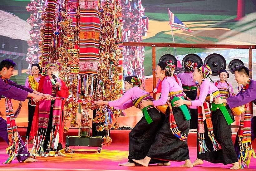 Performance showcasing excerpts from the Pon Poong festival of the Muong ethnic community in Thanh Hoa province. (Photo: VNA) Performance showcasing excerpts from the Pon Poong festival of the Muong ethnic community in Thanh Hoa province. (Photo: VNA)