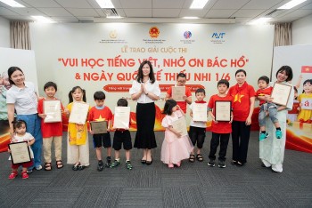 Japanese Children Enjoy Learning Vietnamese, Honor President Ho Chi Minh