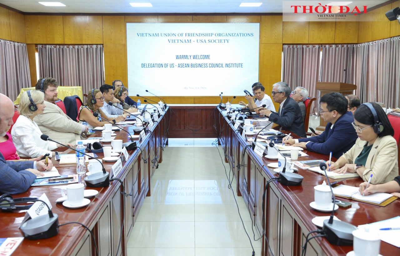 Leaders of the Vietnam–U.S. Society hold a working session with a delegation from the U.S.-ASEAN Business Council Institute (USABCI) and representatives of U.S. organizations and businesses. (Photo: Dinh Hoa)