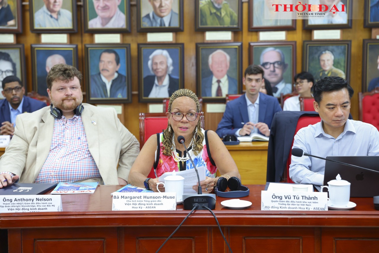 Margaret Hanson-Muse, President and CEO of USABCI, speaks at the meeting. (Photo: Dinh Hoa) Margaret Hanson-Muse, President and CEO of USABCI, speaks at the meeting. (Photo: Dinh Hoa)