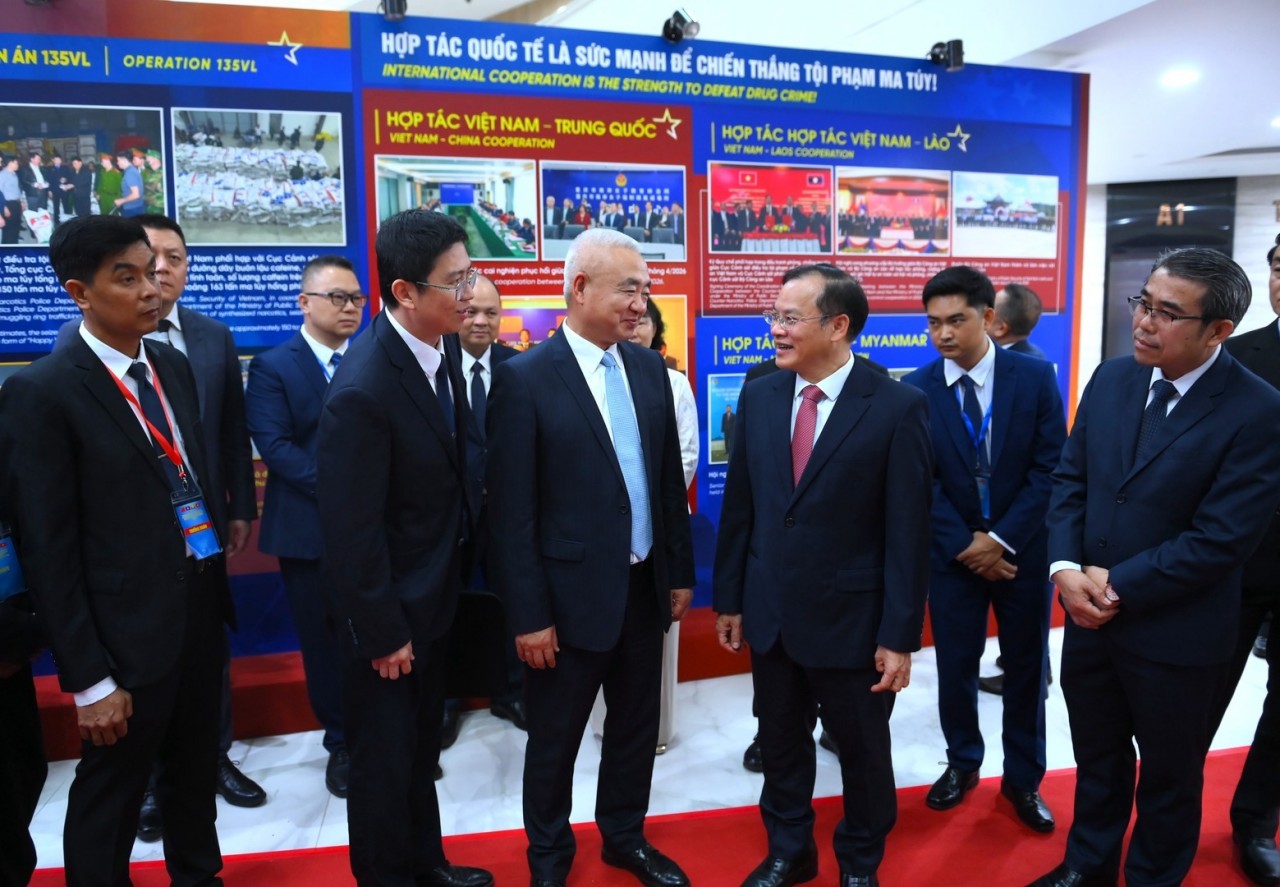 Delegates visit an exhibition on drug prevention and control. (Photo: Ministry of Public Security)