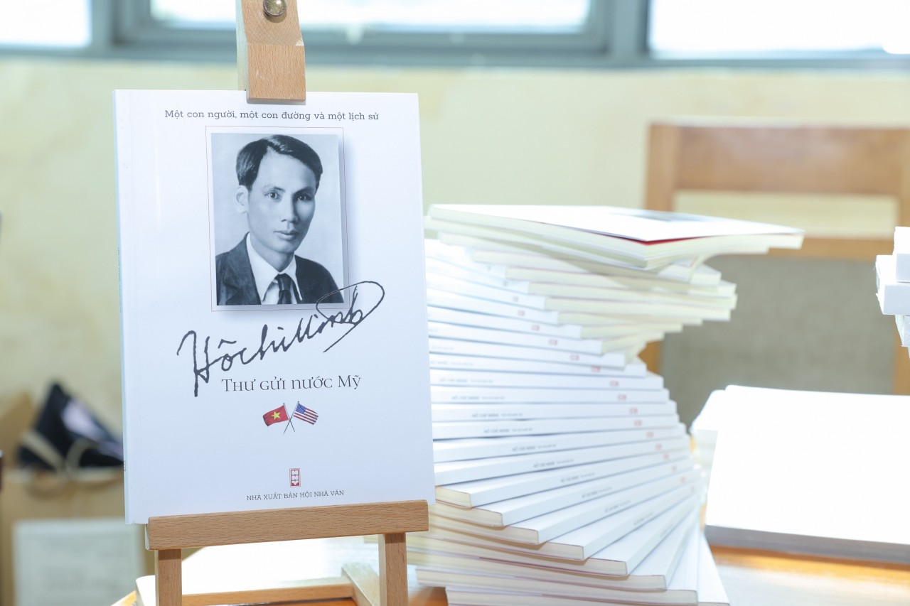 Books on display at the seminar. (Photo: Dinh Hoa).