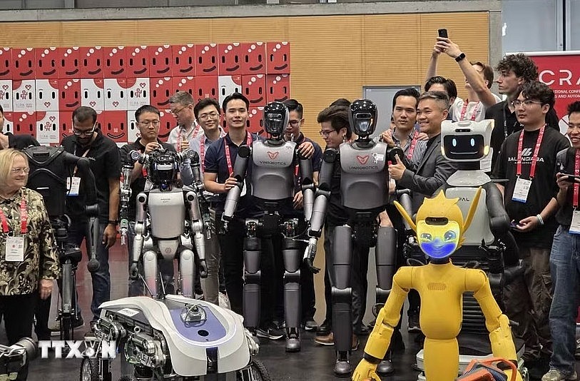 VinRobotics’ VR-H3 robot takes part in the robot parade at ICRA 2026. (Photo: VNA)