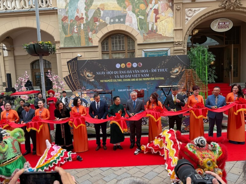 Vietnamese Ao Dai and Cuisine Captivate Czech Audiences