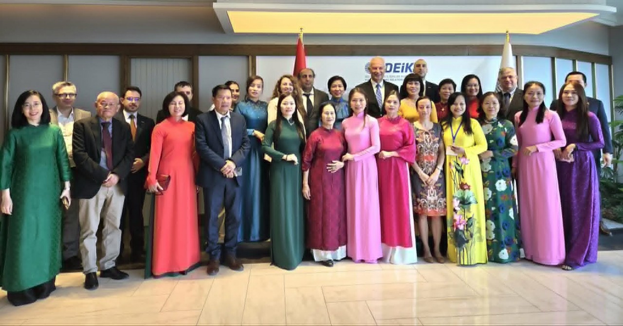 The event brought together Vietnamese businesswomen participating in the Global Summit of Women, representatives of the Vietnam Business Association in Europe, and Turkish enterprises. (Photo: Organizing Committee) The event brought together Vietnamese businesswomen participating in the Global Summit of Women, representatives of the Vietnam Business Association in Europe, and Turkish enterprises. (Photo: Organizing Committee)