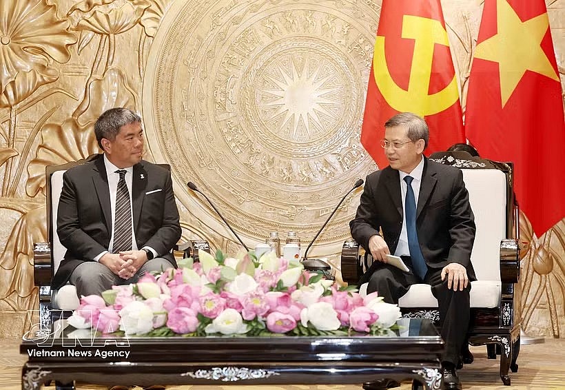 Politburo member, Secretary of the Communist Party of Vietnam (CPV) Central Committee and head of the committee’s Commission for Internal Affairs Le Minh Tri and Isra Sunthornvut, deputy leader of Thailand’s Democrat Party, Hanoi, June 7 (Photo: VNA) Politburo member, Secretary of the Communist Party of Vietnam (CPV) Central Committee and head of the committee’s Commission for Internal Affairs Le Minh Tri and Isra Sunthornvut, deputy leader of Thailand’s Democrat Party, Hanoi, June 7 (Photo: VNA)