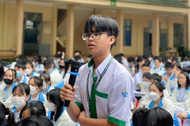 Vietnamese High School Student Wins Scholarship to University of Connecticut