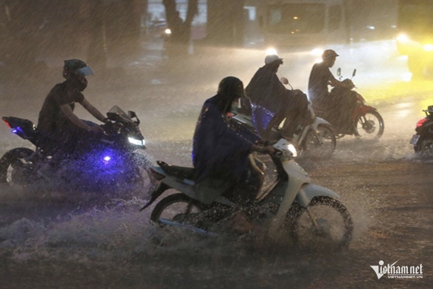 Heavy rain affected northern Vietnam on the evening of June 8 as a rare June cold front moved into the region. Photo: Minh Hoang Heavy rain affected northern Vietnam on the evening of June 8 as a rare June cold front moved into the region. Photo: Minh Hoang