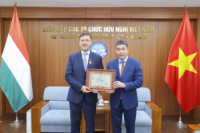 Hungarian Ambassador to Vietnam Receives “For Peace and Friendship among Nations” Medal