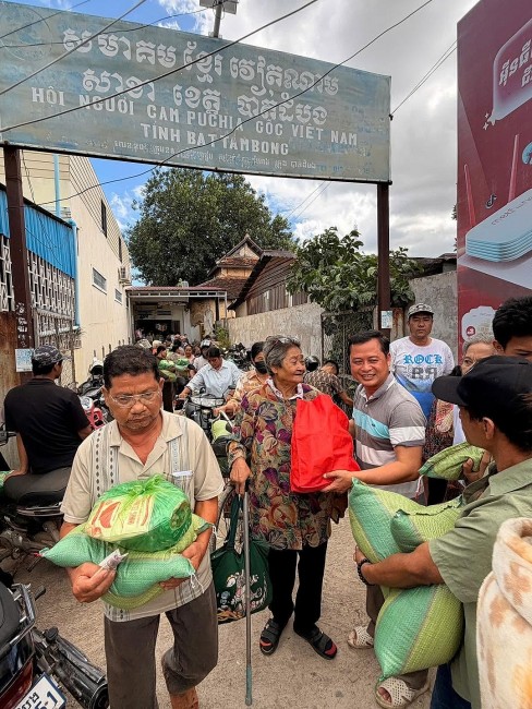 500 Gift Packages Presented to Vietnamese-Origin and Khmer Families in Cambodia